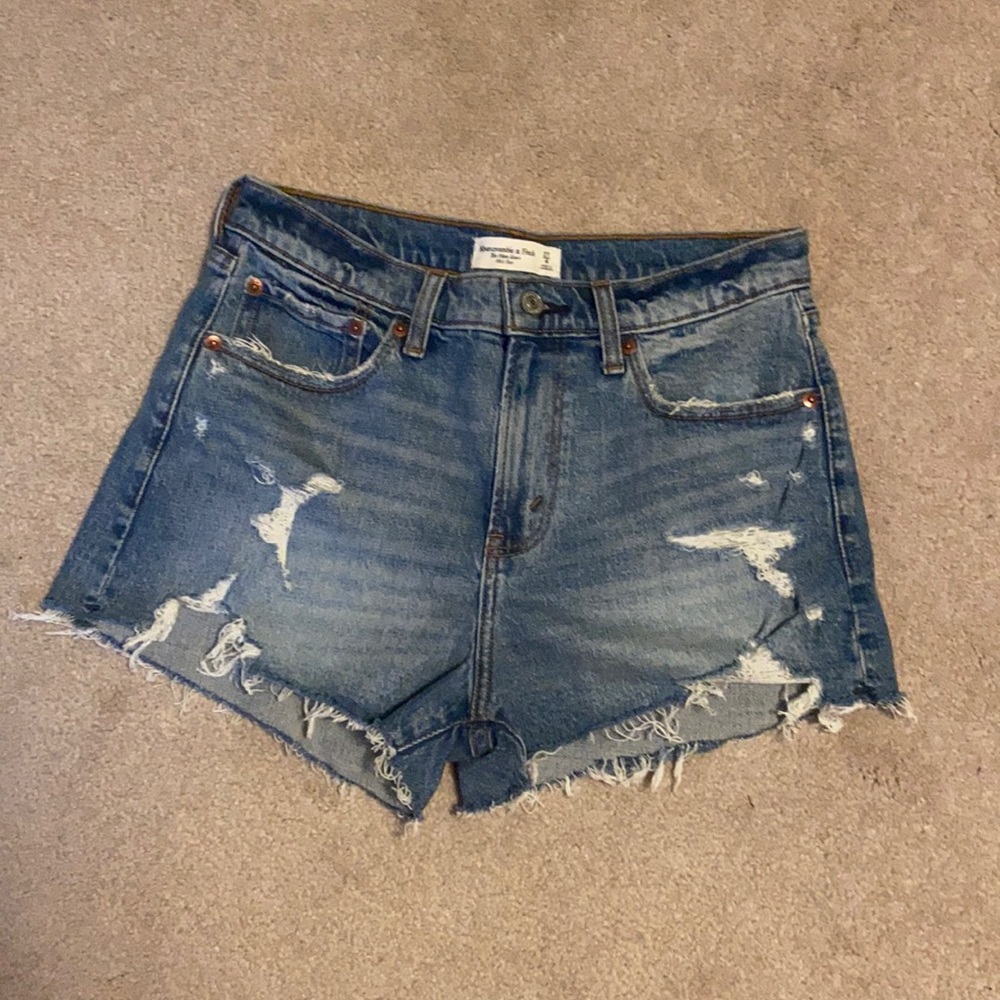 Abercrombie and Fitch - mom short mid rise  27/4